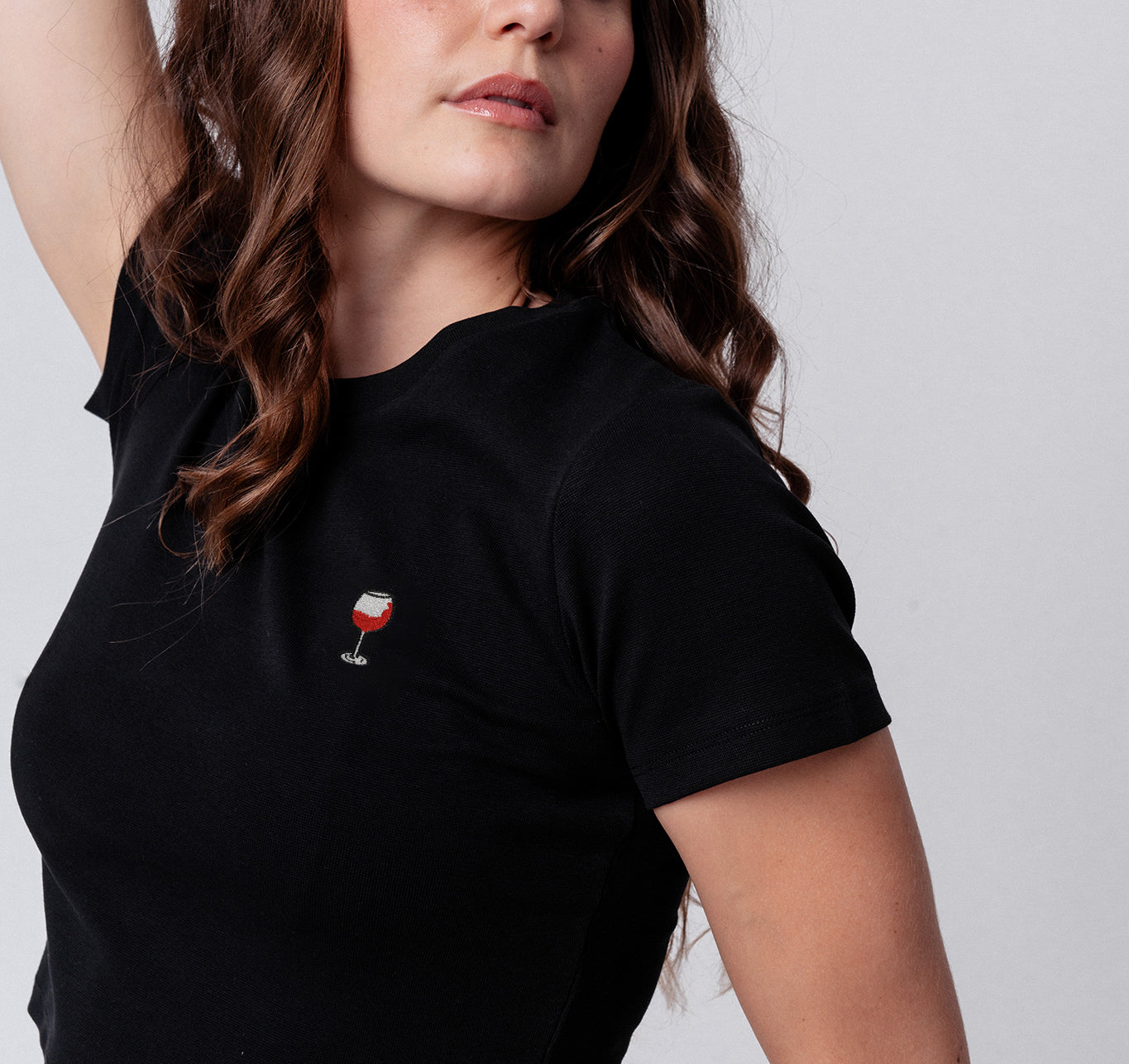 Glaserl Rotwein | Besticktes Bio Baumwoll Cropped T-Shirt