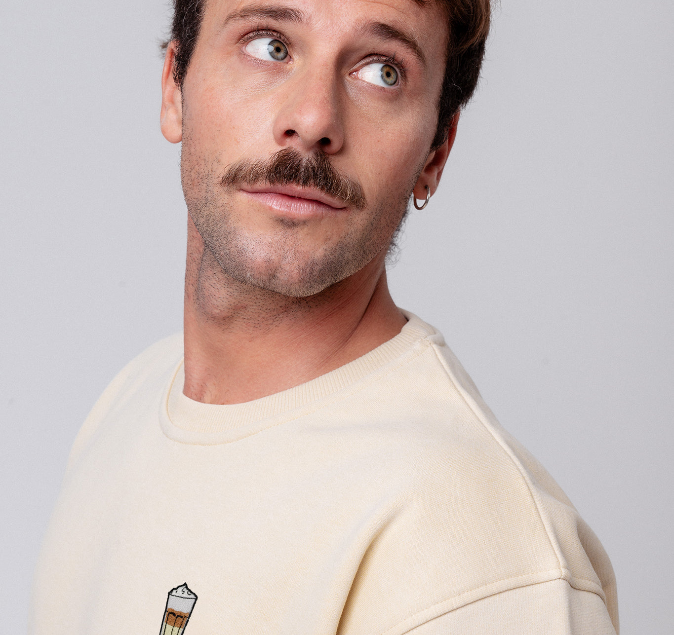 Latte Macchiato | Bestickter Bio-Baumwoll Unisex Pullover