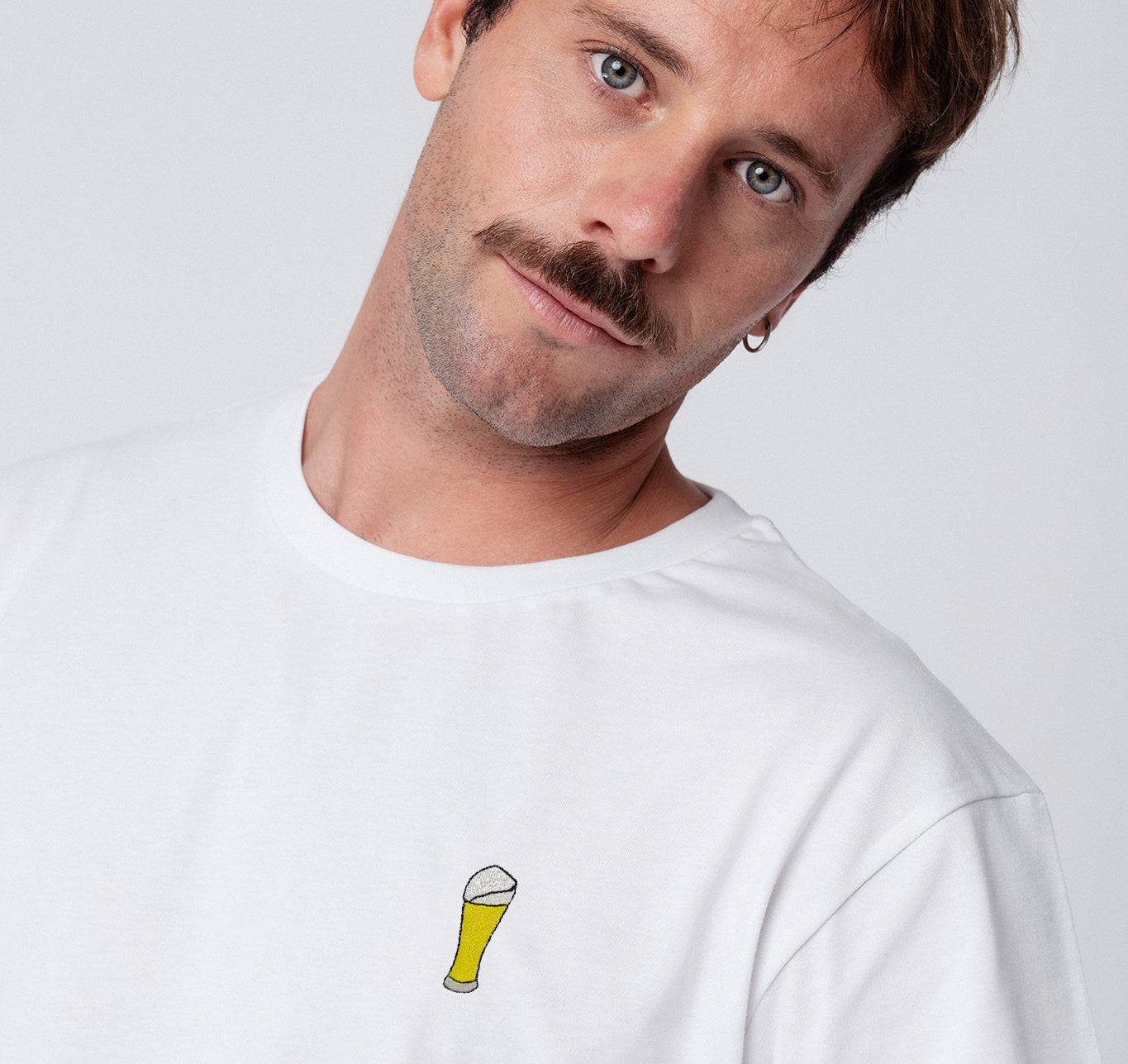 Weißbier | Besticktes Bio Baumwoll Unisex T-Shirt