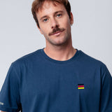 Deutschland | Minimal Flag – Besticktes Bio-Baumwoll Unisex Fan Shirt