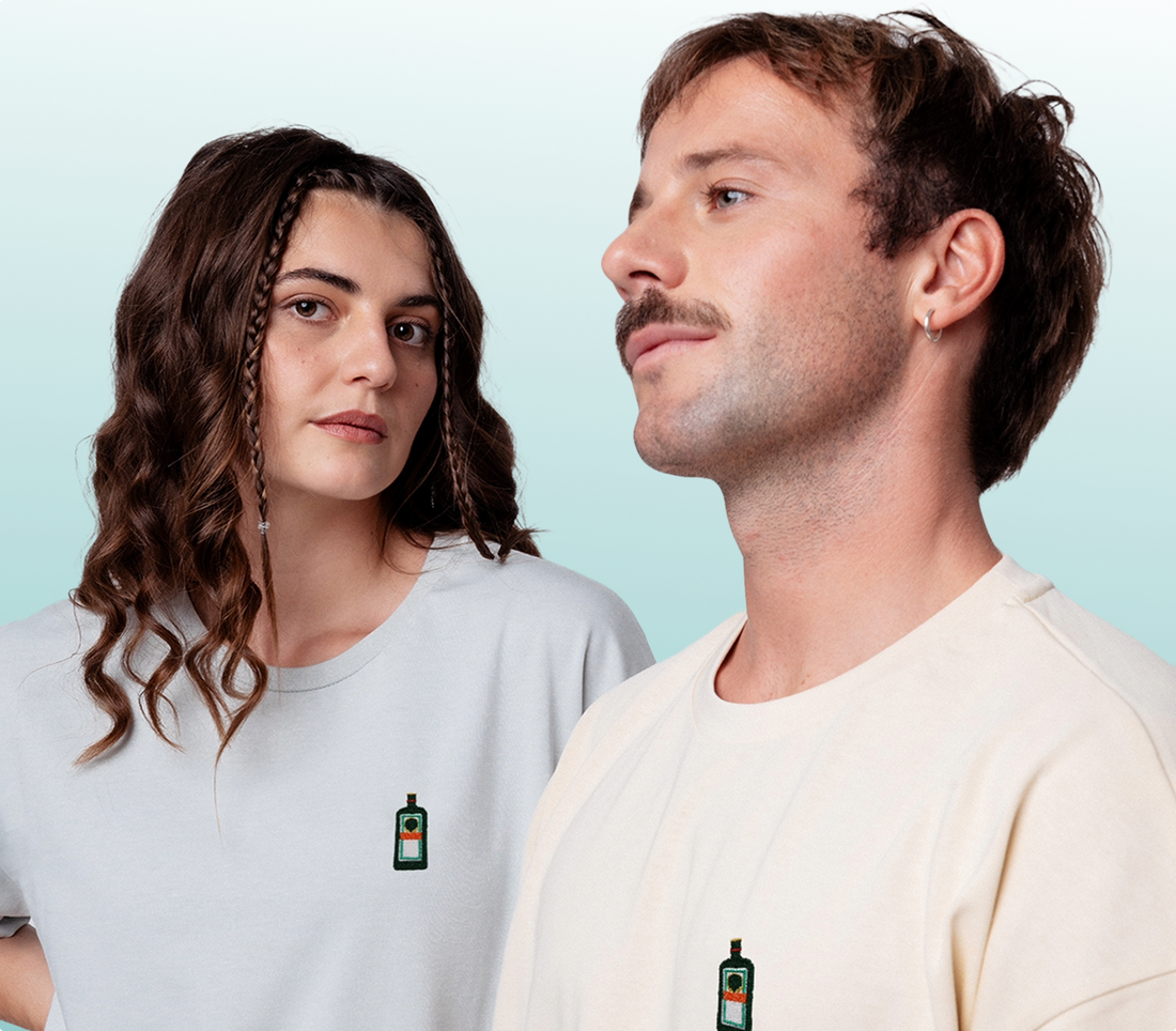 Fashion-Drinks-Modelle mit bestickten Bio-T-Shirts