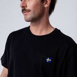 Schweden | Minimal Flag – Besticktes Bio-Baumwoll Fan Shirt