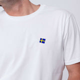 Schweden | Minimal Flag – Besticktes Bio-Baumwoll Fan Shirt