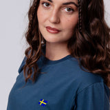 Schweden | Minimal Flag – Besticktes Bio-Baumwoll Fan Shirt