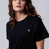Schweden | Minimal Flag – Besticktes Bio-Baumwoll Fan Shirt