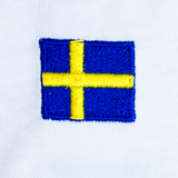 Schweden | Minimal Flag – Besticktes Bio-Baumwoll Fan Shirt