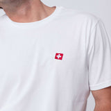 Schweiz | Minimal Flag – Besticktes Bio-Baumwoll Fan Shirt