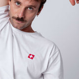 Schweiz | Minimal Flag – Besticktes Bio-Baumwoll Fan Shirt